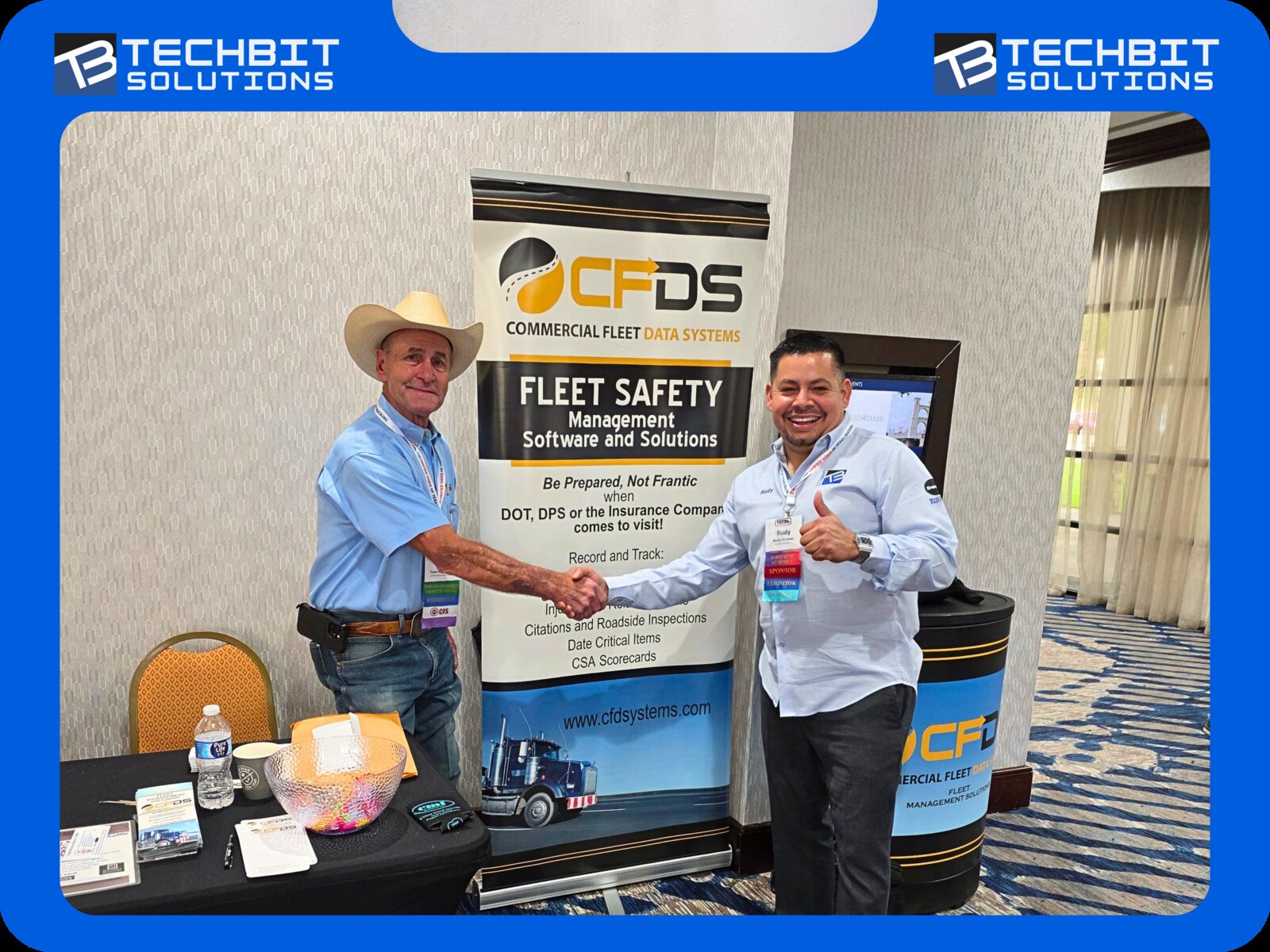 Rudy Vazquez de TechBit Solutions con un representante de Commercial Fleet Data Systems (CFDS) en el Seminario de Primavera 2026 de la Asociaci&oacute;n de Camioneros de Texas, en Waco, Texas