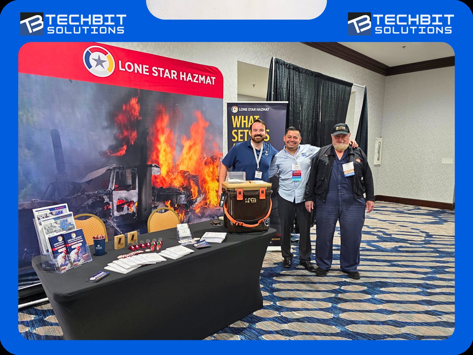 Rudy Vazquez de TechBit Solutions con representantes de Lone Star Hazmat en el Seminario de Primavera 2026 de la Asociaci&oacute;n de Camioneros de Texas, en Waco, Texas