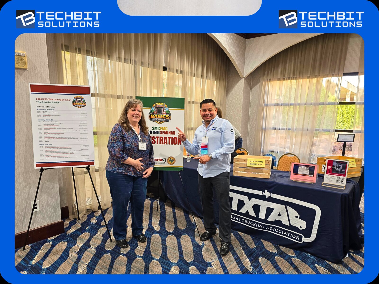 Rudy Vazquez de TechBit Solutions en la mesa de registro de la Asociaci&oacute;n de Camioneros de Texas en el Seminario de Primavera 2026, en Waco, Texas